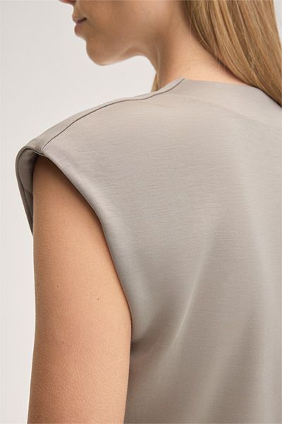 Greige Doubleface Interlock Shirt mit V-Ausschnitt und Schulterpolstern