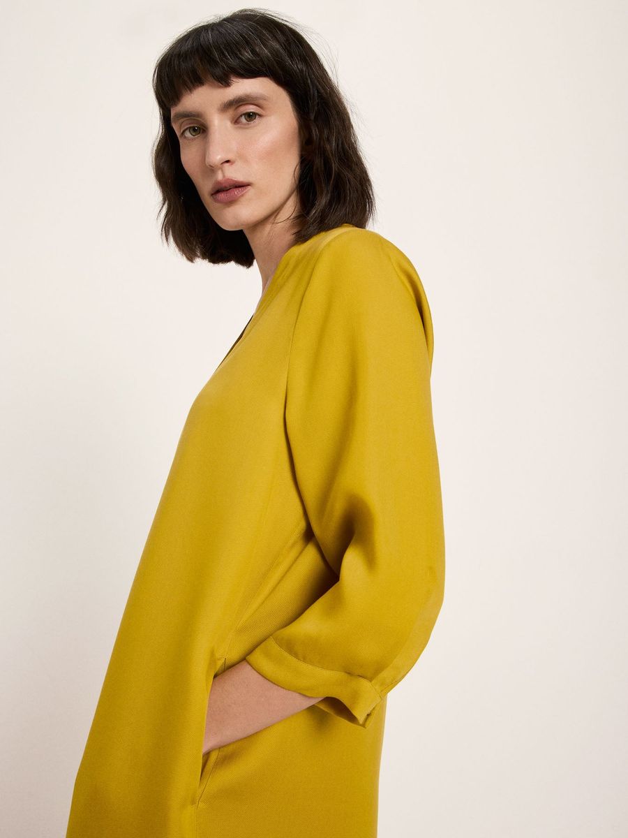 Kleid mit V-Ausschnitt