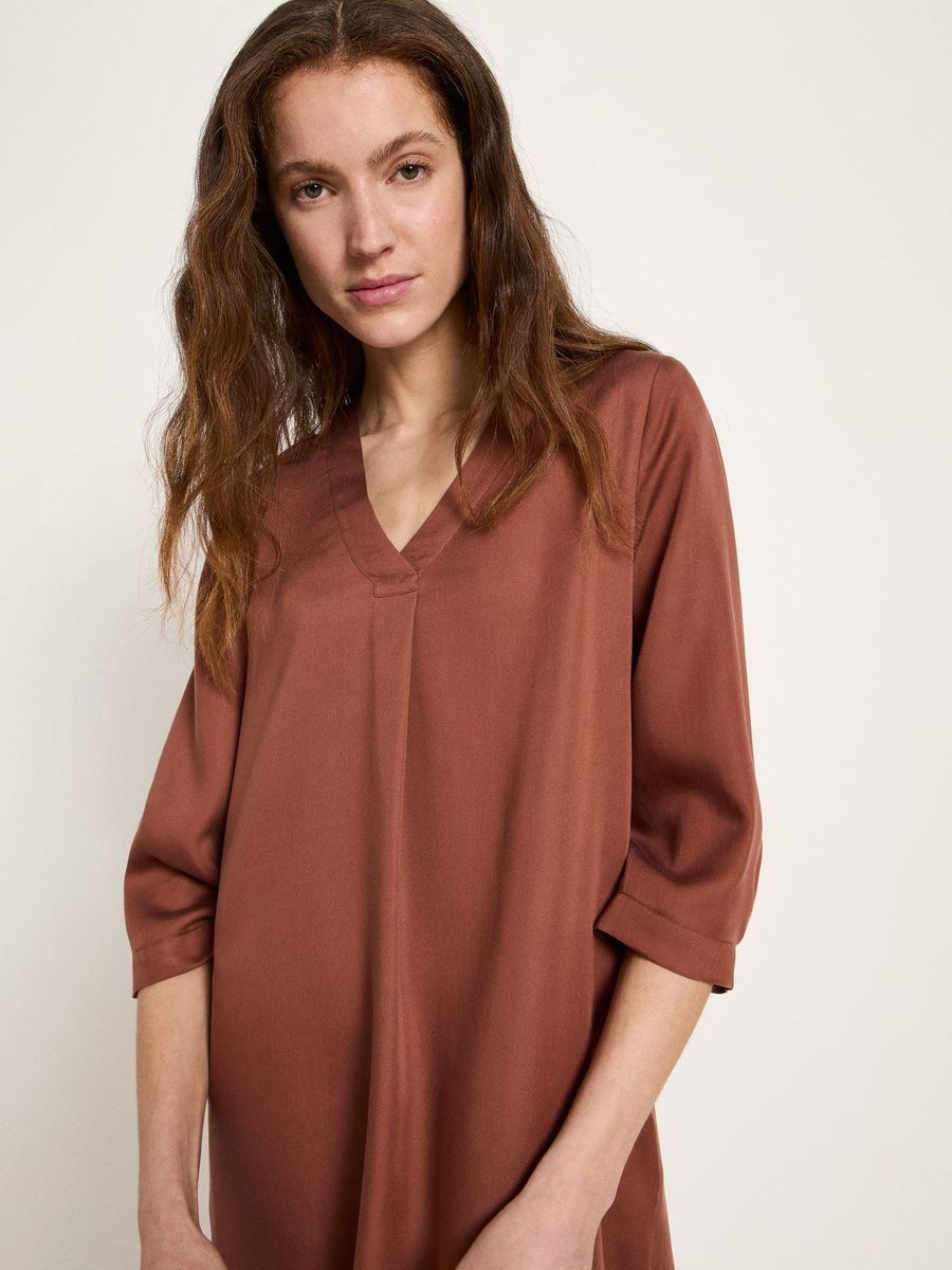 Kleid mit V-Ausschnitt