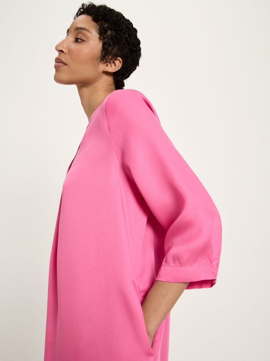 Kleid mit V-Ausschnitt