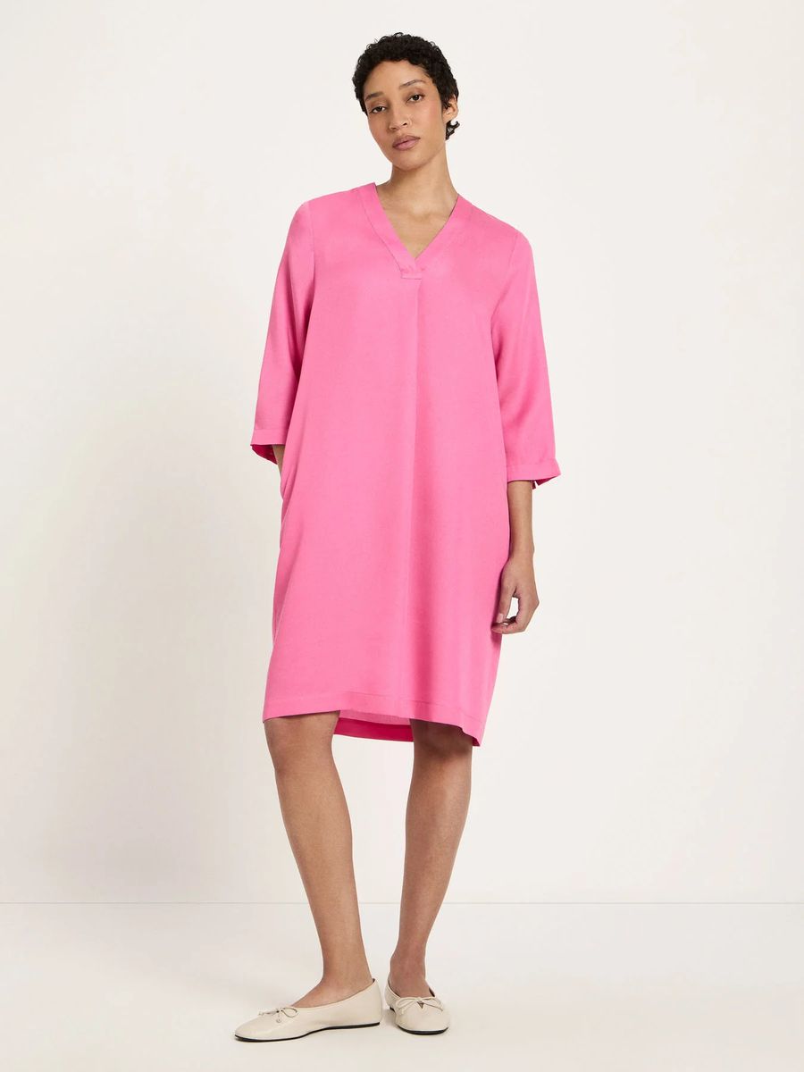 Kleid mit V-Ausschnitt