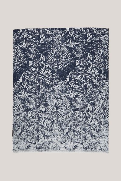 Modal-Schal mit abstraktem Druckmuster in Navy und Ecru mit Fransen