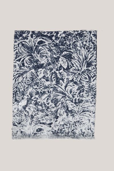 Modal-Schal mit abstraktem Druckmuster in Navy und Ecru mit Fransen