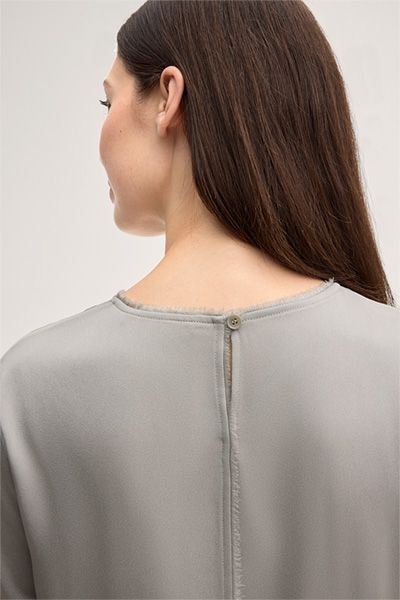 Crêpe Kurzarmbluse in Greige mit Fransensaum