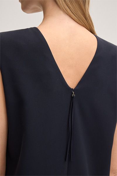 Ärmelloses marineblaues Etuikleid mit Rundhalsausschnitt und Seitentaschen