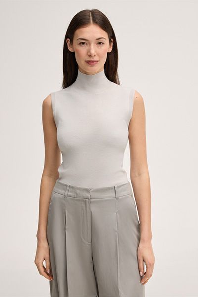 Geripptes ärmelloses Rollkragentop aus Merinowolle und Seide in Grau