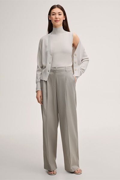 Geripptes ärmelloses Rollkragentop aus Merinowolle und Seide in Grau