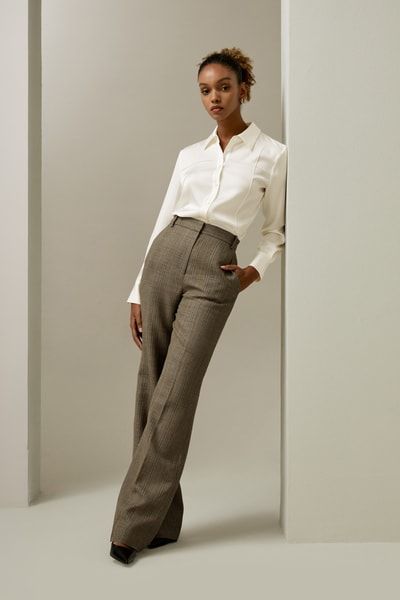 Sprezzatura-Seidenbluse – minimalistisches 3-D-Tuck-Design