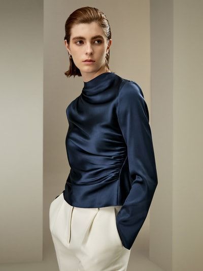 Bezaubernde Seidenbluse mit schrägen Falten