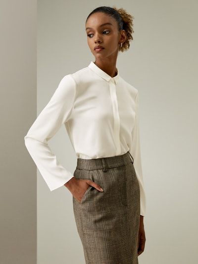 Seidenhemd mit schmalerem Kragen und minimalistischem Design