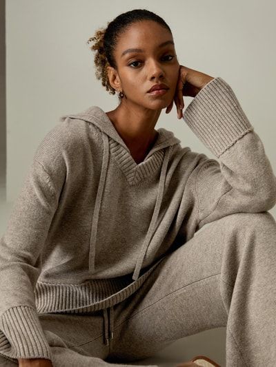 Kapuzenpullover aus Woll-Kaschmir-Mischung mit V-Ausschnitt