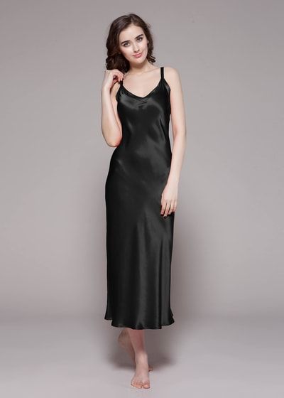 Figurbetontes Seidennachthemd