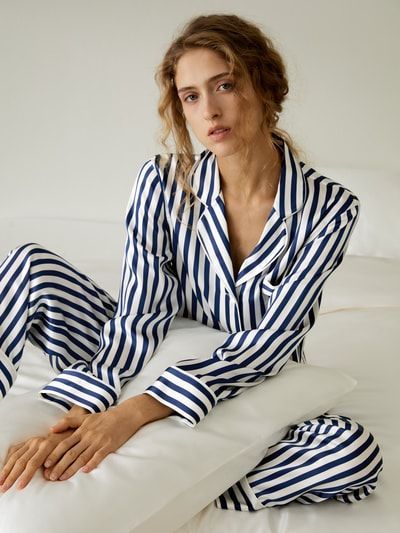 Das Amalfi-Pyjama-Set mit durchgehender Knopfleiste und Streifenmuster