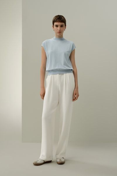 T-Shirt aus Seiden-Baumwoll-Mix mit Stehkragen und Flügelärmeln