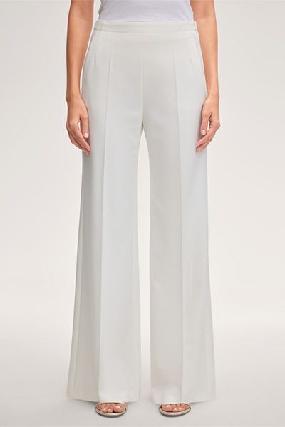 Elegante Ecru Crêpe Marlene Hose mit weitem Bein und Bügelfalten