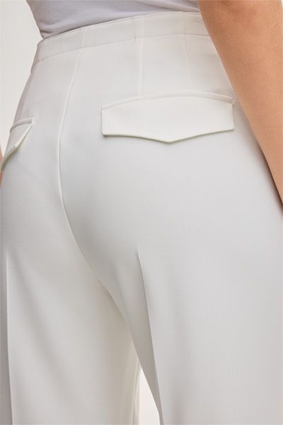 Elegante Ecru Crêpe Marlene Hose mit weitem Bein und Bügelfalten