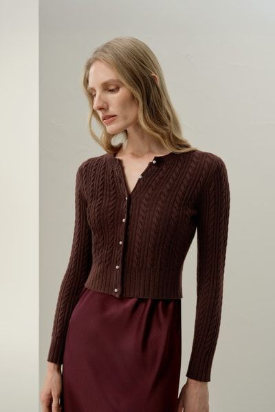 Exquisite kurze Zopfstrick-Kaschmir-Strickjacke mit Perlmuttknöpfen