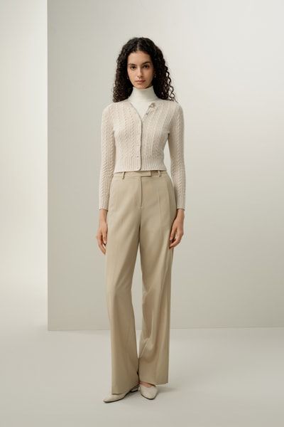 Exquisite kurze Zopfstrick-Kaschmir-Strickjacke mit Perlmuttknöpfen