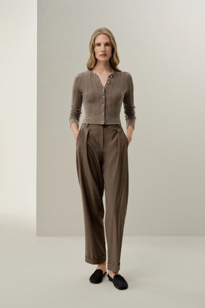 Exquisite kurze Zopfstrick-Kaschmir-Strickjacke mit Perlmuttknöpfen