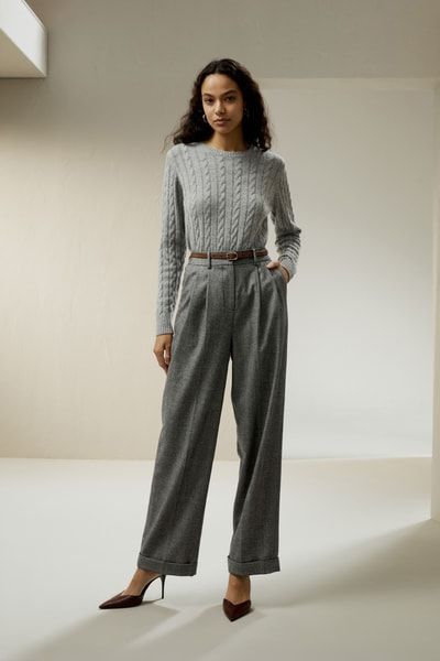 Klassischer Zopfmusterpullover mit gerippten Kanten