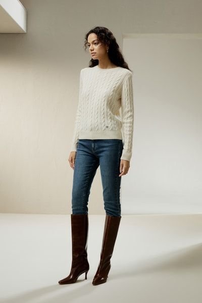 Klassischer Zopfmusterpullover mit gerippten Kanten