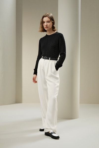 Klassischer Zopfmusterpullover mit gerippten Kanten