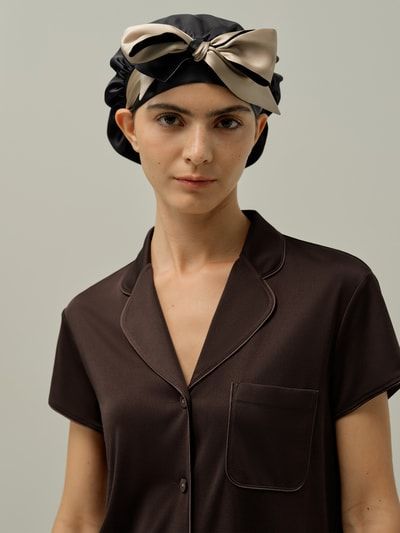 Wende-Schlafhaube aus Seidencharmeuse mit verstellbaren Bändern