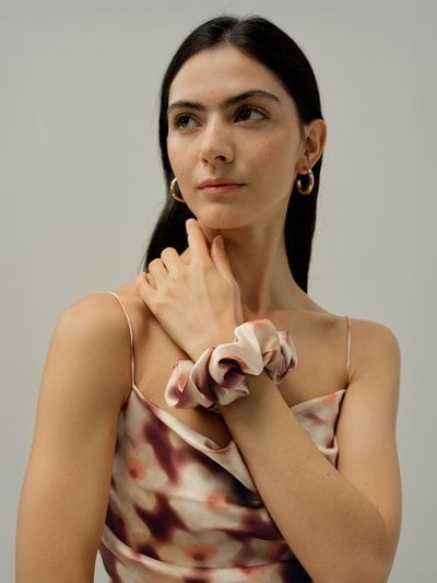 Daffodil Dream Liberty Stoff-Scrunchie – Elegantes Haar-Accessoire