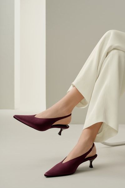 Luxuriöse Seiden-Charmeuse Spitze-Zehen Slingback Kitten Heels für Damen