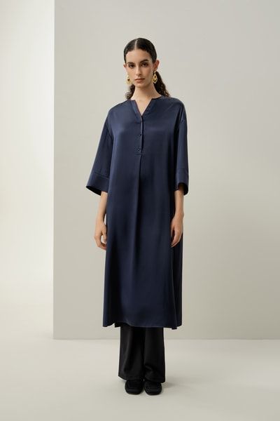 Elegantes Charmeuse-Tunika-Kleid mit mittellangen Ärmeln und seitlichen Schlitzen