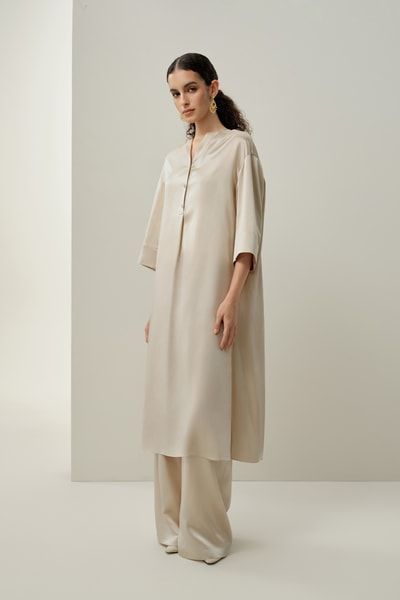 Elegantes Charmeuse-Tunika-Kleid mit mittellangen Ärmeln und seitlichen Schlitzen