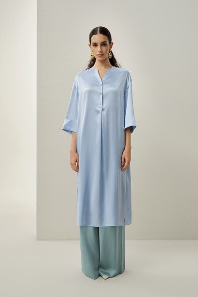 Elegantes Charmeuse-Tunika-Kleid mit mittellangen Ärmeln und seitlichen Schlitzen
