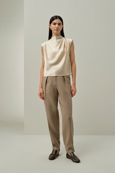 Ärmelloses Seidentop mit Stehkragen