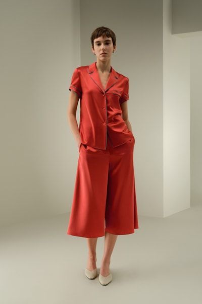 Elegantes Seidenhemd mit Kontrastbesatz: Stil für jeden Anlass