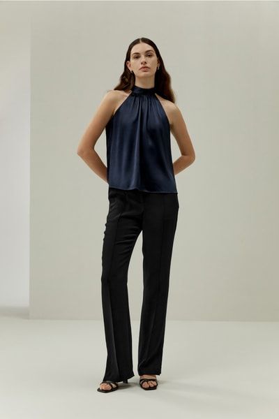 Elegantes Neckholder-Top aus Seide im minimalistischen Stil für besondere Anlässe