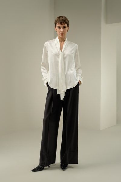 Luxuriöse Bluse aus Seidencharmeuse mit abnehmbarem Band – vielseitig und elegant