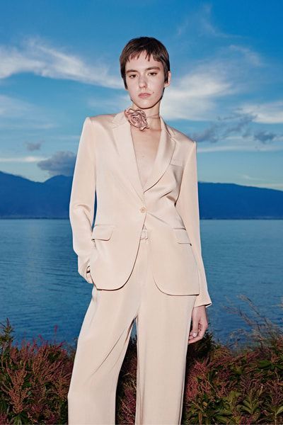 Mahogany Rose Seidenblazer – Elegant und vielseitig