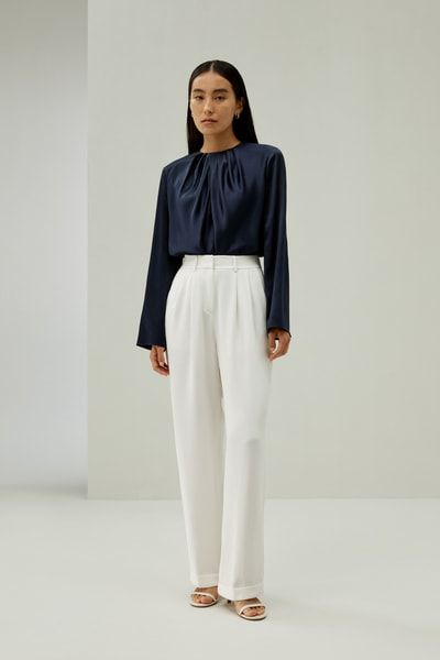 Seidentop mit gerüschtem Ausschnitt