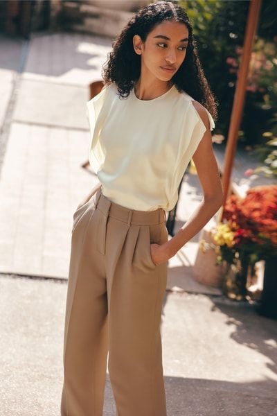 Ärmelloses Seidentop mit Rundhalsausschnitt: Stil und Komfort in jedem Faden