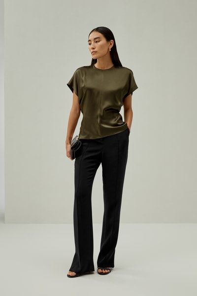 Stilvolles Seiden-Contour-Top mit kurzen Fledermausärmeln