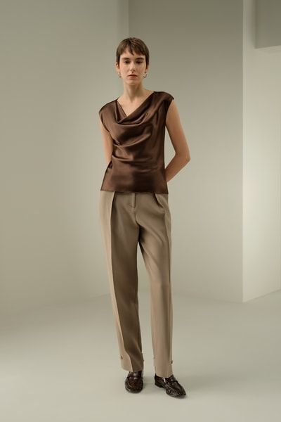 Ärmelloses Slim Fit Top mit Wasserfallausschnitt