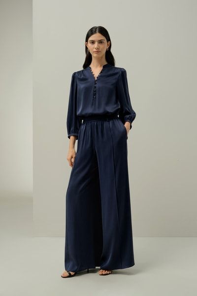 Bluse aus Wildlederseide mit V-Ausschnitt und Dreiviertelärmeln