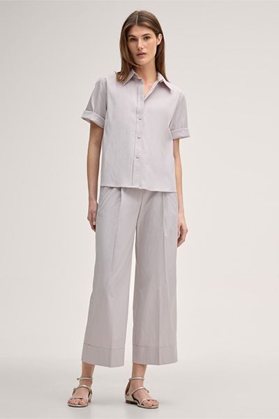 Baumwollstretch-Kurzarm-Hemdbluse in Beige mit gekrempelten Ärmeln