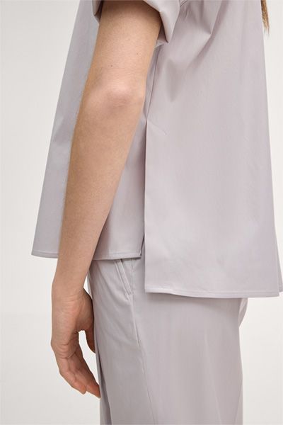 Baumwollstretch-Kurzarm-Hemdbluse in Beige mit gekrempelten Ärmeln