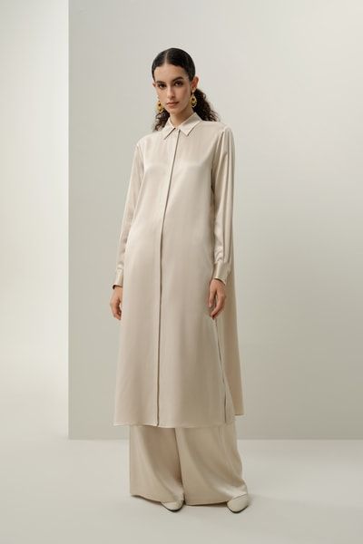 Luxuriöses ganzkörperlanges Hemdblusenkleid aus Seiden-Charmeuse | Bescheidene Eleganz