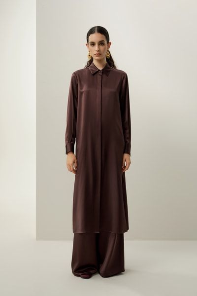 Luxuriöses ganzkörperlanges Hemdblusenkleid aus Seiden-Charmeuse | Bescheidene Eleganz