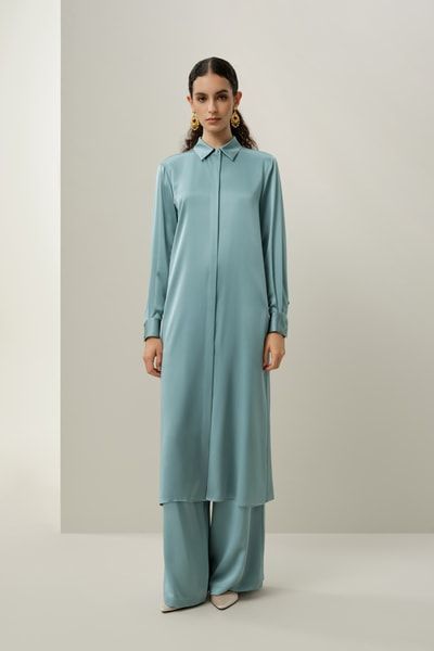 Luxuriöses ganzkörperlanges Hemdblusenkleid aus Seiden-Charmeuse | Bescheidene Eleganz