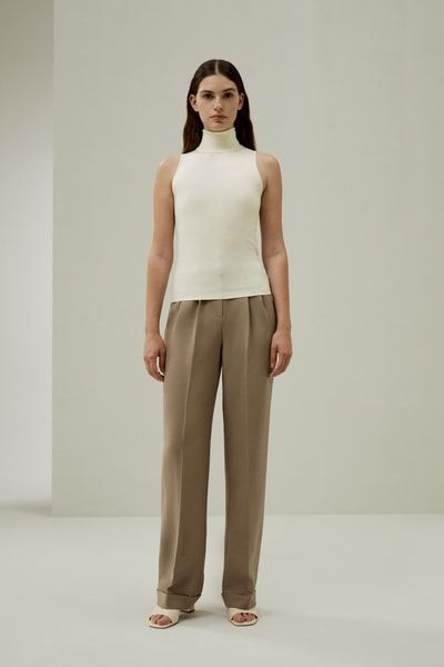 Minimalistisches ärmelloses Rollkragenoberteil aus Seide – elegant und praktisch