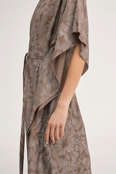 Kaftan-Kleid aus Viskose-Seidenmischung mit Blumendruck und Gürtel in Braun