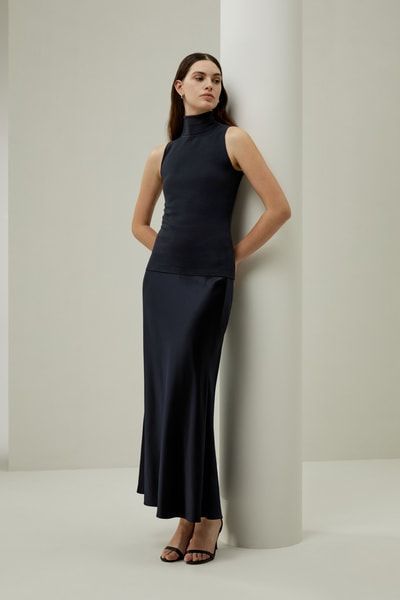 Minimalistisches ärmelloses Rollkragenoberteil aus Seide – elegant und praktisch